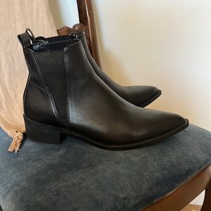 Steve Madden pointed toe Chelsea boots